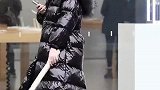 没想到原来小姐姐也爱啃甘蔗啊
