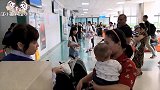 全家出动带双胞胎去医院，第1级：医院人山人海，萌娃又被围观了