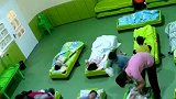 安徽合肥：老师给同学换尿布，2岁小男子汉一个动作获赞无数
