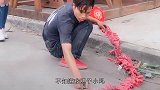 后面的小姐姐真够坏的，这一幕给我差点笑坏了！
