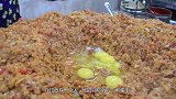 印度“煎蛋王”2分钟做35个煎蛋，这是一个食客的份量，绝了！