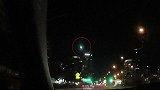 澳大利亚：一辆警车夜间巡逻时拍下一颗陨石划过天空
