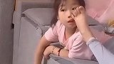 镜子里看到这神奇的一幕原来女儿的腿真厉害，能用脚趾头抠鼻子