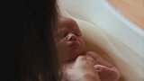 “残疾”母亲第一次帮自己宝宝洗澡，小心翼翼的样子令人感动