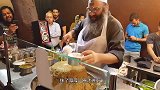 大叔街头把黄油放火烧，烧完的黄油继续拌肉块，网友：有艺术性！