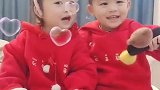 龙凤胎兄妹俩，看着你们有多相爱，妈妈就有多幸福