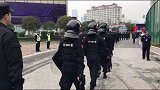 国足-17年-大批特警进场严阵以待-新闻