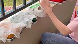 刷好的小白鞋放进去，晒干后还是白净的。还可以收纳过季的厚鞋子，明年拿出来还和新的一样。实用好物