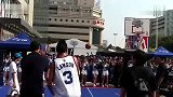篮球-13年-汤普森万达广场秀身手 三分线外10中8-新闻