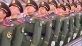中国军人无论走到哪里，都是一道靓丽的风景线！！！军人 敬礼 保家卫国