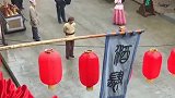 影视城的大街上，演员们都穿着戏服，感觉我都要入戏了