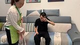 丈夫每次一出差，保姆就请病假，妻子好心去她家看望，进门发火了