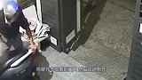 夜晚隔壁女邻居发现家里不对劲，监控拍下全过程！
