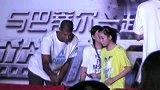 篮球-14年-2014巴蒂尔中国行泉州站 拿大刀毛笔书写中文名-新闻