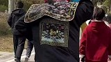 穿着朝服上朝，让让上朝迟到啦