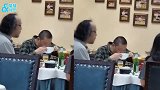 久未露面！窦唯与神秘美女吃饭 身材发福头发半秃吃相接地气
