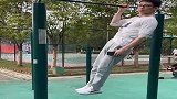单手引体向上，小伙子真是厉害