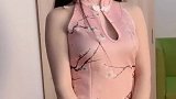 美女身穿一件粉色的时尚包臀裙，粉色本身就代表着性感优雅