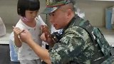 小女孩迷路走失，巡逻武警暖心救助。太有爱了