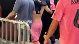 梅西赛后在球员通道内等待登贝莱 二人勾肩搭背畅聊