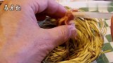 养鸟达人手养金丝雀幼鸟，真是一绝！佩服！