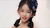 龙凤胎妹妹表演山里红,这一抹笑真的太迷人了,到哪儿都是焦点