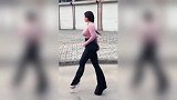 年轻就要穿出属于自己的魅力风格，性感气息拂面而来