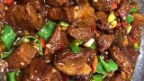 厨师长教你牛肉新吃法，这个做法很新奇，牛肉鲜嫩，香辣又下饭