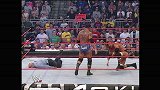 WWE-18年-经典时刻：野兽真男人！巴蒂斯塔强忍掏裆疼痛爆摔HHH-精华