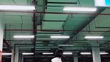 姑娘又来地下停车场了，这舞姿有点奇葩啊！