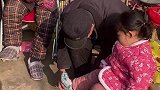 太爷爷太奶奶配合她嘚瑟，天天好臭美好显摆可爱