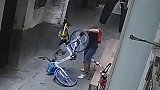 广州一男子在小巷狂摔共享单车:40秒时间 摔车4次踩踏3次