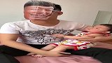 宝爸套路萌娃，头都笑掉了，孩子的情绪竟逐渐失控