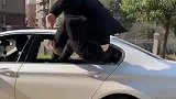 男人的快乐就那么简单，不管换成什么车，小伙都能轻松跳窗而入！