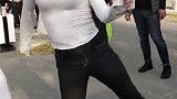 最近这个小视频火了，小姐姐在公园跳舞，好多人在围观！
