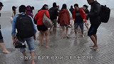深陷沼泽美女一下走出，就像在拍电影，特别帅气