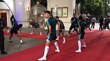反常态！富力赛前热身不进场地 场边牵拉为省体力