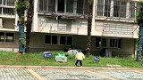 这个小美女太搞笑，当看到她接下来的动作，笑坏了全家人！