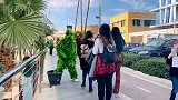 满大街都是美女，小伙对路过的女孩直接恶搞