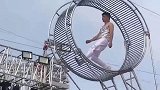 不作死就不会死，帅哥竟在飞轮上跳绳，看着让人心惊胆跳！