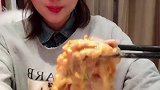 这个大姐吃火锅真豪爽，直接大口秃噜，吃的带劲又过瘾