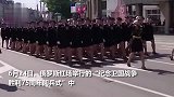 俄罗斯女兵阅兵中鞋子不慎脱落， 光脚走完全程获司令表彰