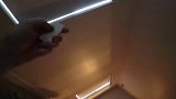 看来房子里面亮了，小朋友也高兴，房子里面亮了什么都能看见！