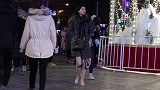 高挑女生羽绒服配夏裙，零下七度逛街似乎不冷