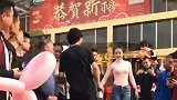 搞笑段子小姐姐跳的真带劲，一看就是练过的