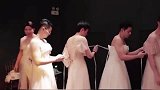 真兄弟！六位伴郎从五湖四海赶来，伴郎团陪新郎穿裙子参加婚礼