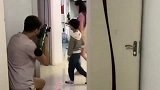 这位老爸，你觉得小孩子等下不会敲门吗