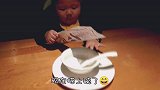 这个宝宝火了，在餐厅吃饭把盘子玩得团团转，妈妈幸好没掉地上