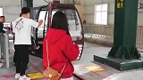 在风景区坐这样的游览车，你敢上去吗，要是突然断电可怎么办