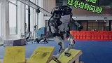 机器人都会跑酷了 好家伙～这是什么水平！现在的机器人竟然都会跑酷了～你怎么看？娱乐评论大赏
